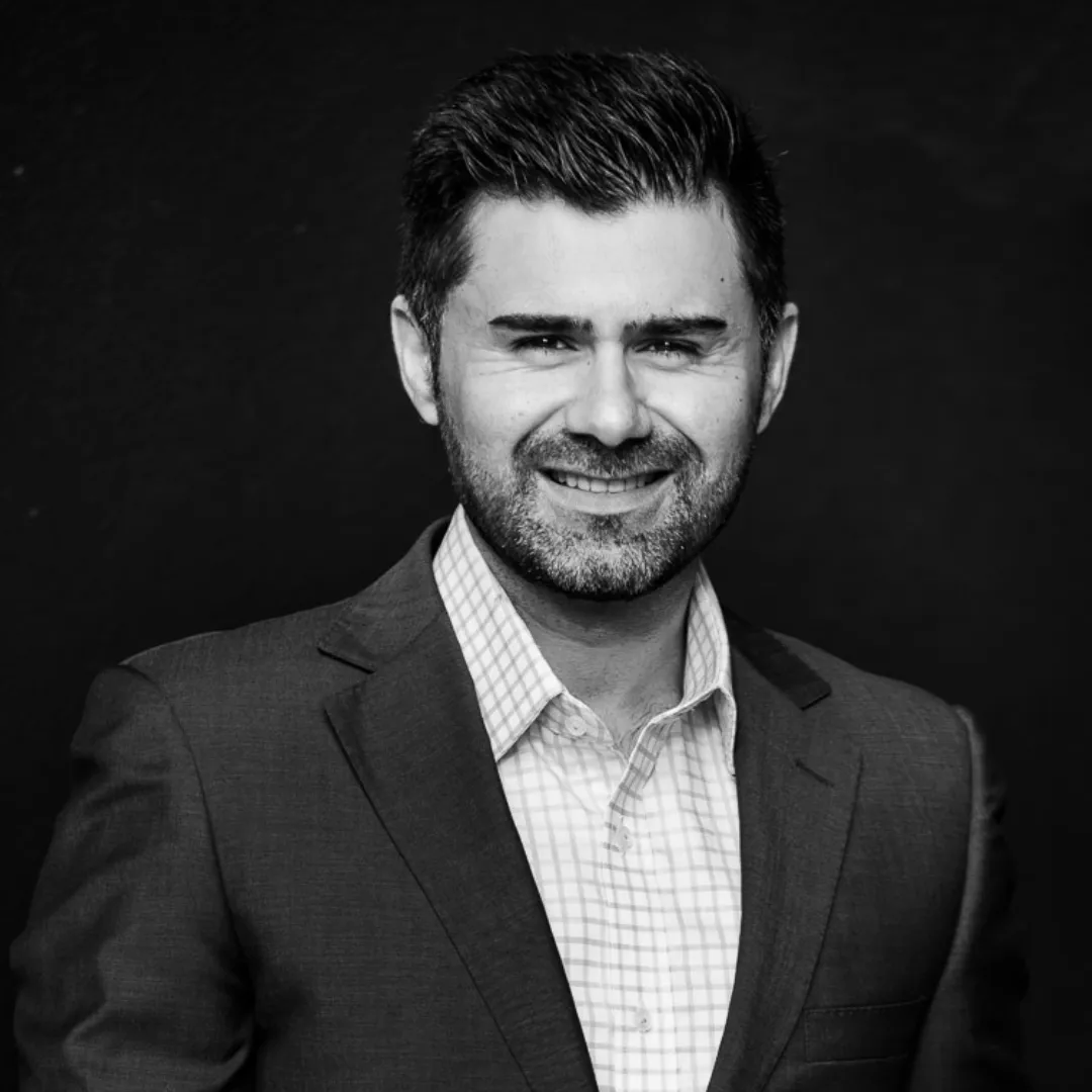 Dr Sohial Farzam — portret